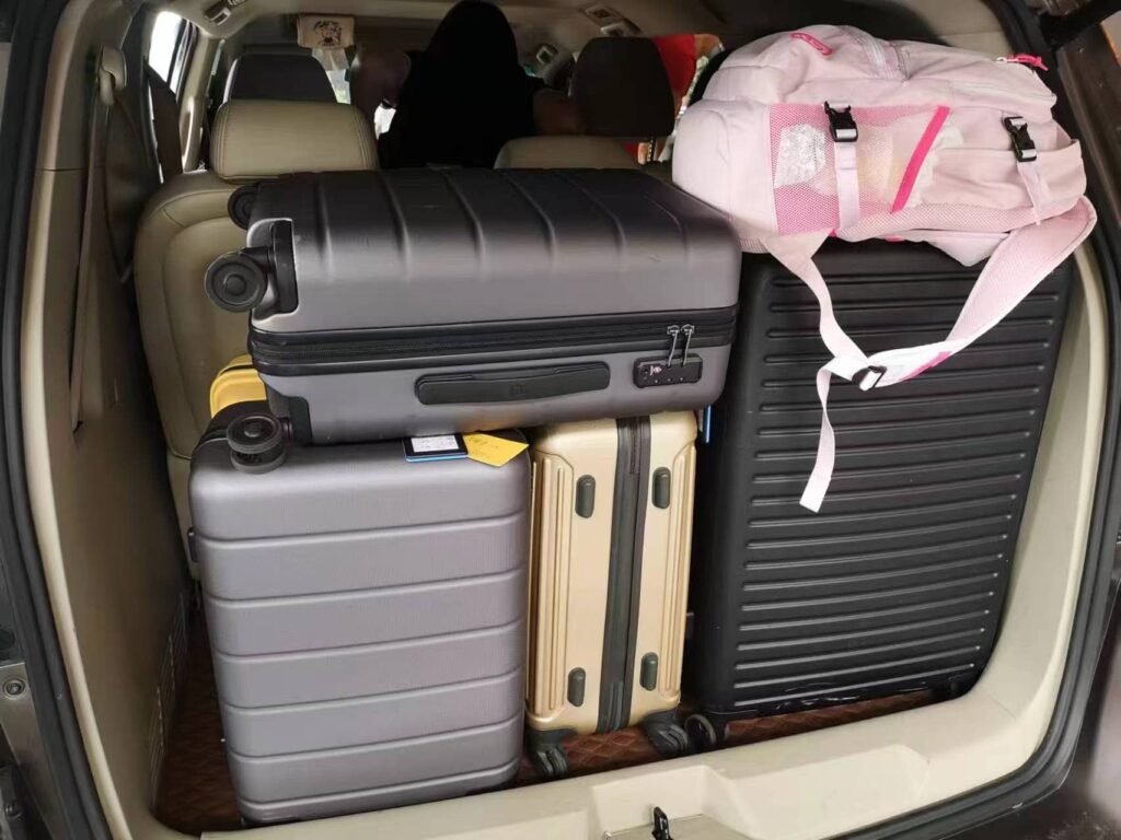 7-seater Chongqing private car with luggage storage space