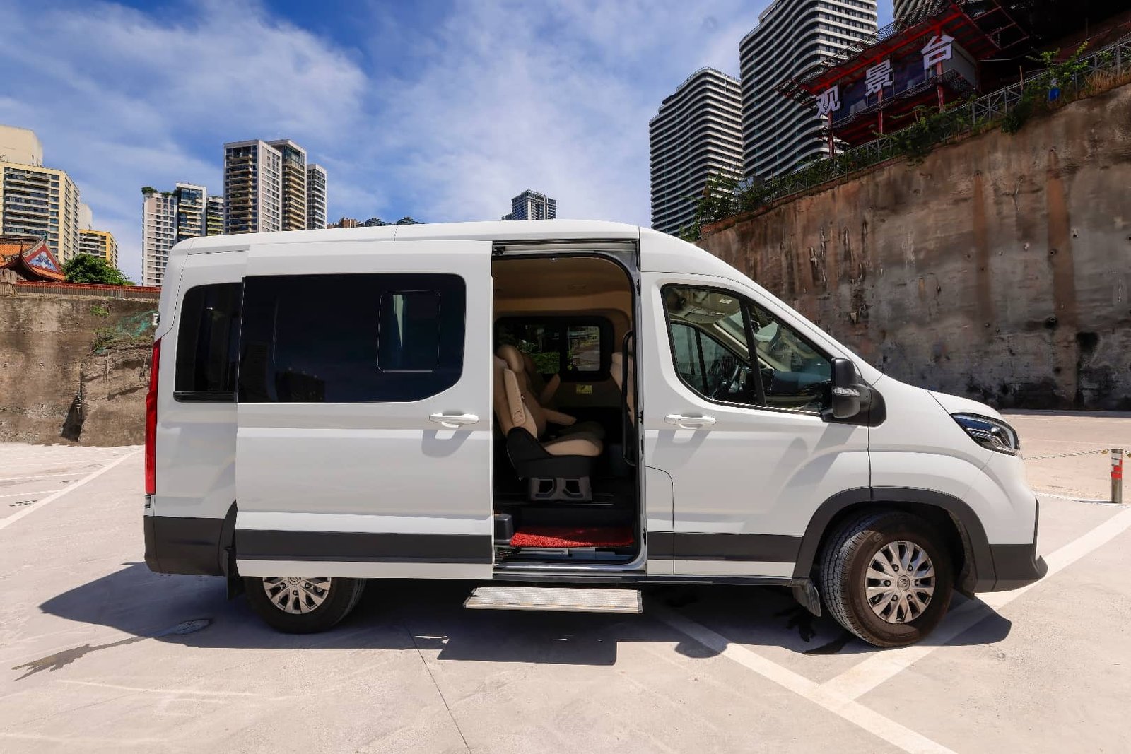 9-seater private van with sliding door for Chongqing travel