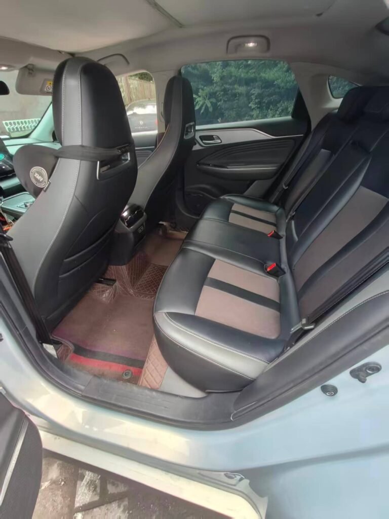 Comfortable 5-seater private car interior in Chongqing