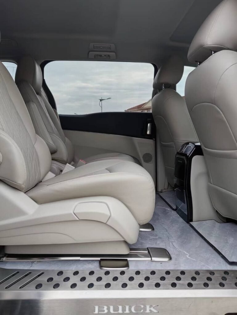 Comfortable seats in a 7-seater private car for Chongqing tours