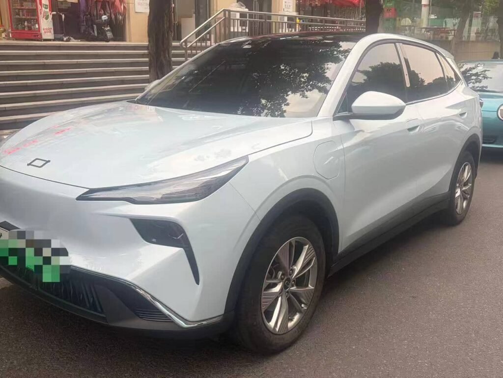 White 5-seater private car with driver in Chongqing